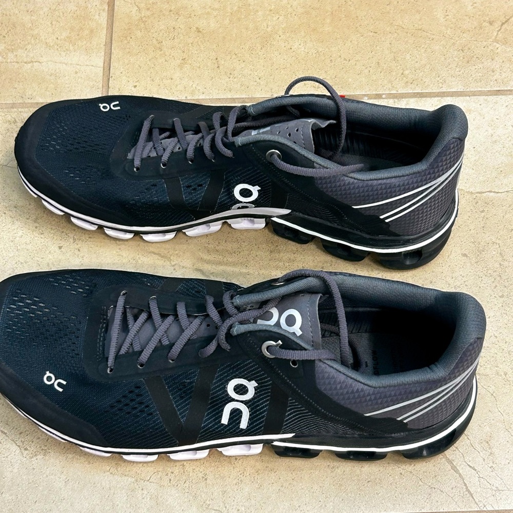 Men’s ON Cloud Flow running shoes size 8 1/2. Color: Graphite-Asphalt